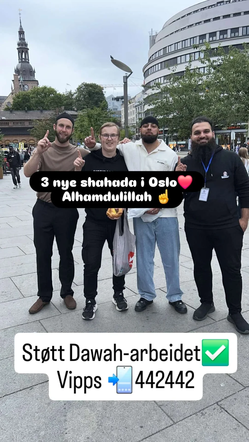 Four people standing together in a public square, with the photograph's original Norwegian text